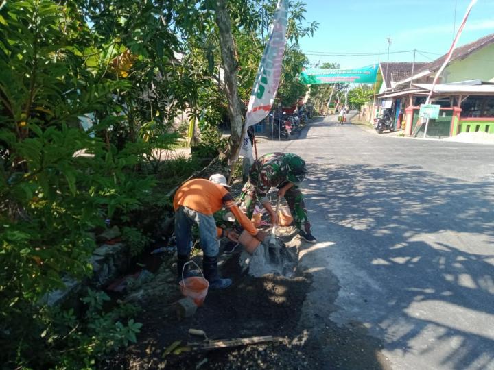 Bangun Tanggul, Satgas TMMD Bojonegoro Bersama Warga Percepat Adukan Semen
